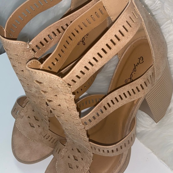 Brand New QUPID Tan Strappy Peep Toe Heeled Sandal -  SIZE 10 (box included) - Picture 5 of 12